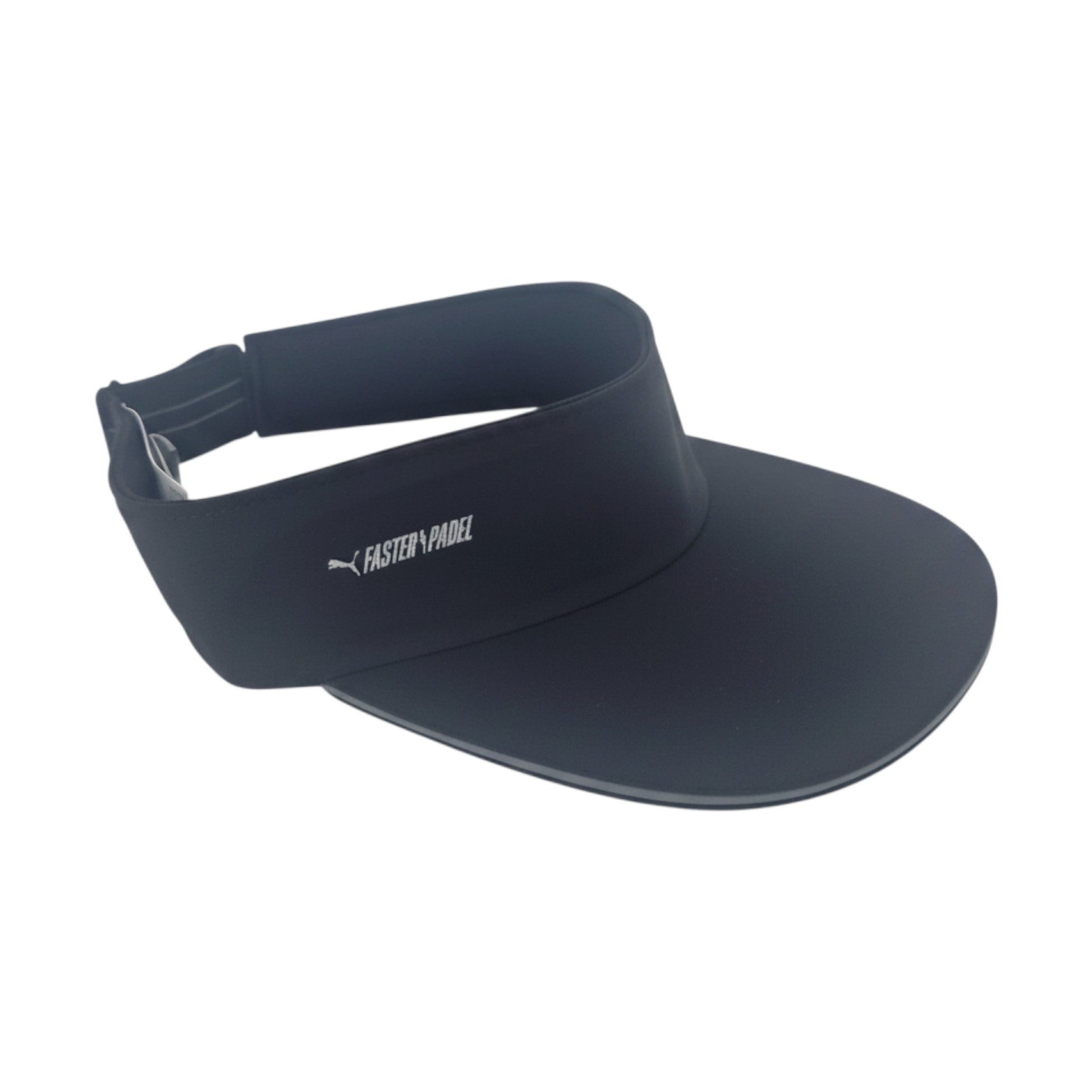 PUMA Padel Visor aus schwarzem Stoff mit "FASTER PADEL"-Aufdruck und reflektierendem Rand.