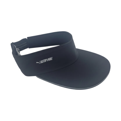 PUMA Padel Visor aus schwarzem Stoff mit "FASTER PADEL"-Aufdruck und reflektierendem Rand.