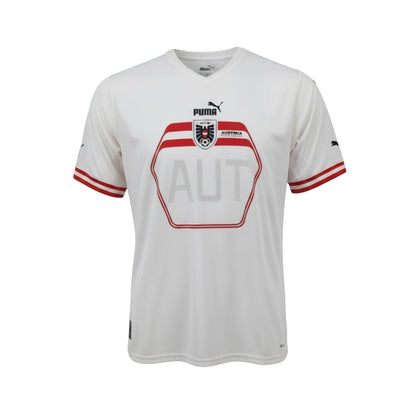 Brand Dealers Arena e.K. - BDA24: Weißes Puma ÖFB Auswärtstrikot Replica mit roten Akzenten und "AUT"-Aufdruck.