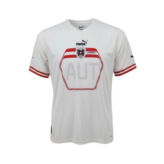 Brand Dealers Arena e.K. - BDA24: Weißes Puma ÖFB Auswärtstrikot Replica mit roten Akzenten und "AUT"-Aufdruck.