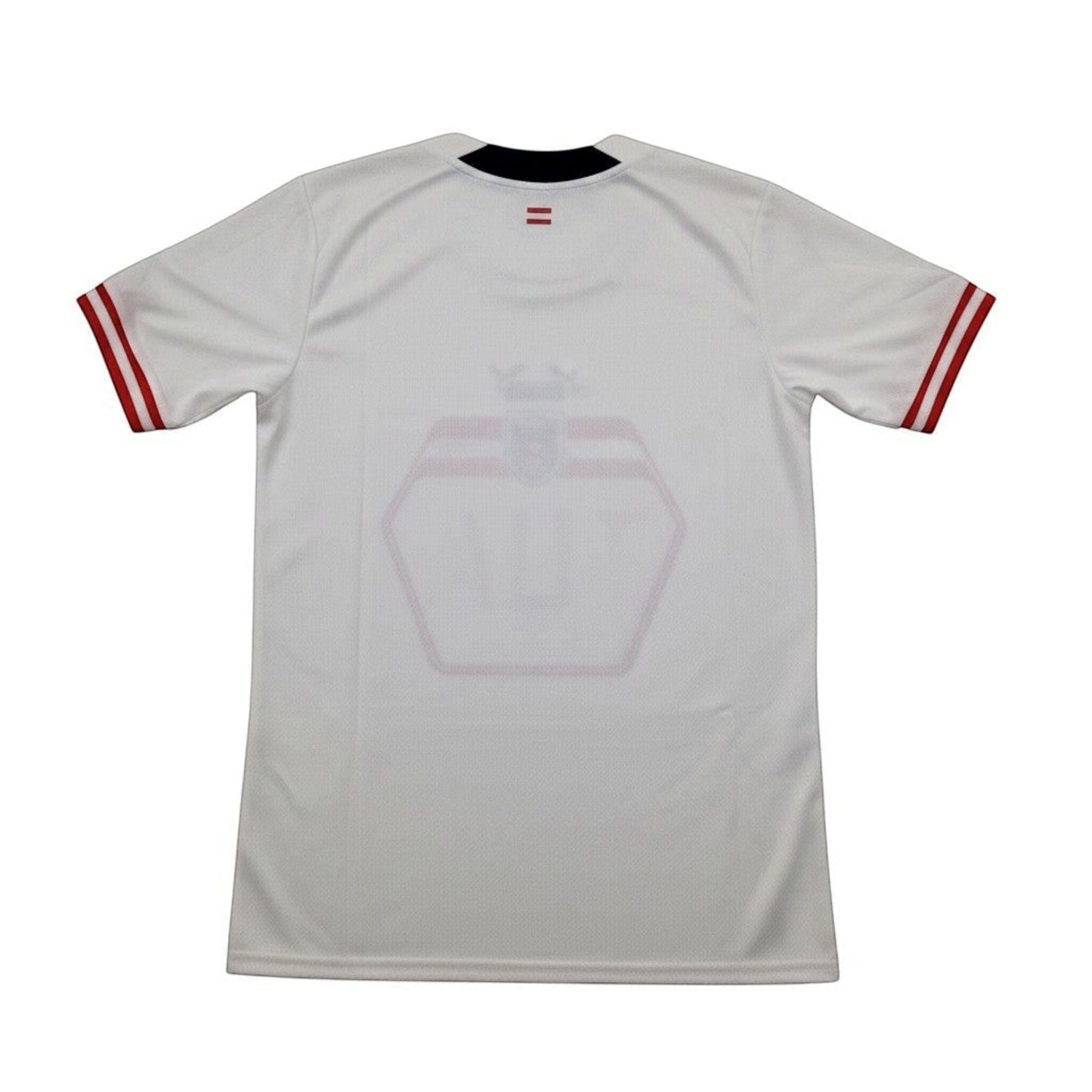Brand Dealers Arena e.K. - BDA24 Puma Öfb Away Replica Trikot, weiß mit roten Ärmelbündchen und dunkelblauem Kragen.