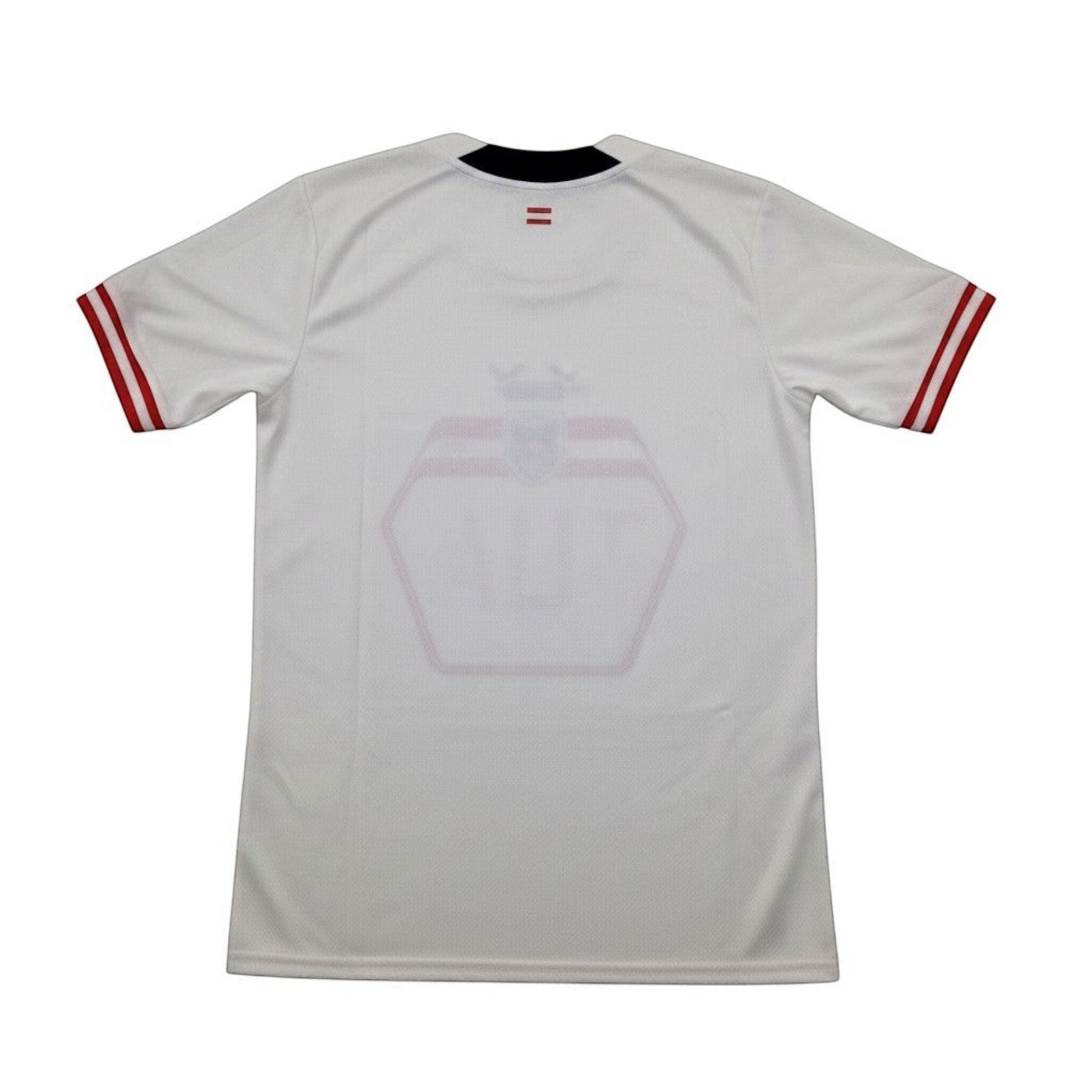 Brand Dealers Arena e.K. - BDA24 Puma Öfb Away Replica Trikot, weiß mit roten Ärmelbündchen und dunkelblauem Kragen.