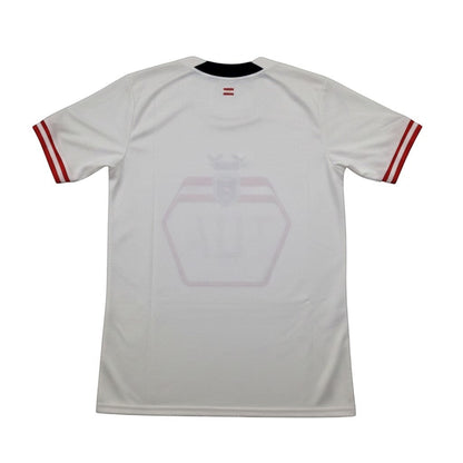 Brand Dealers Arena e.K. - BDA24 Puma Öfb Away Replica Trikot, weiß mit roten Ärmelbündchen und dunkelblauem Kragen.