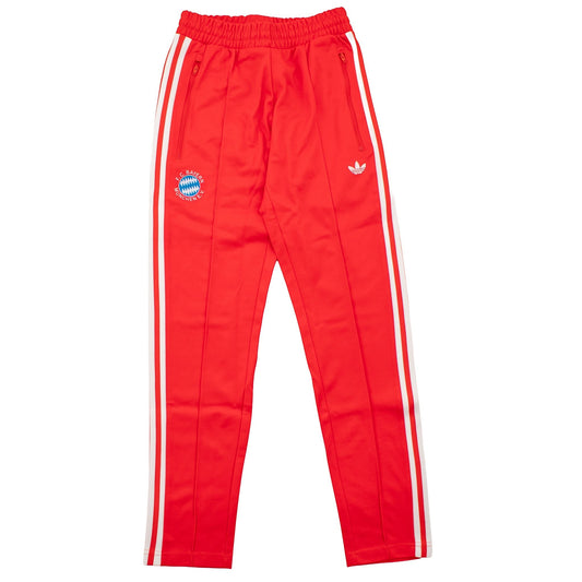 Brand Dealers Arena e.K. red Adidas FC Bayern track pants with white stripes and FCB logo. Cotton-polyester blend.