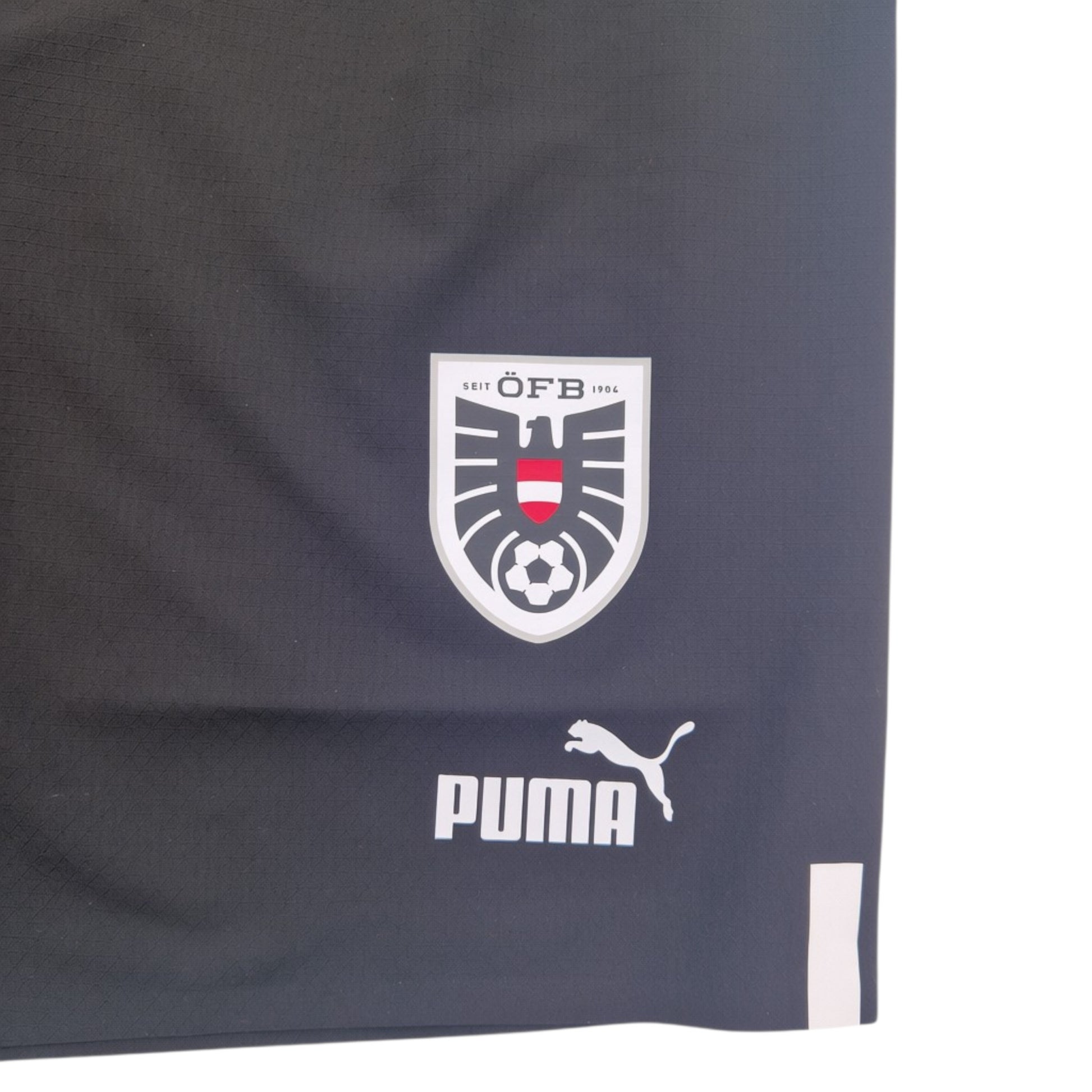 Brand Dealers Arena e.K. - BDA24: Schwarze Puma ÖFB Away Shorts Pro mit Vereinswappen und Puma-Logo.